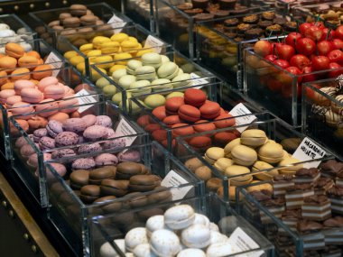 Çeşit çeşit tatlılar Boqueria Barselona meyveli deniz ürünleri jambon pazarı.