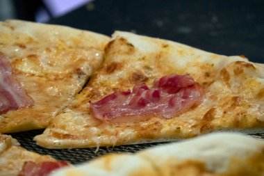 Pizza Boqueria Barselona Meyveli, deniz ürünleri, jambon ve yiyecek pazarı.