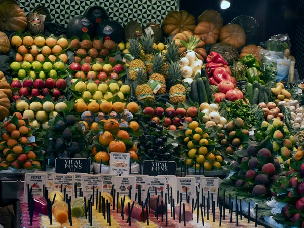Blandade Sötsaker Boqueria Barcelona Frukt Skaldjur Kött Skinka Matmarknad — Stockfoto