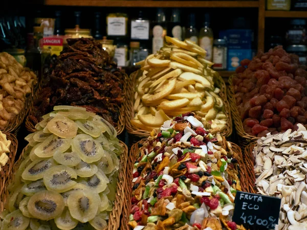 巴塞罗纳水果海鲜火腿食品市场上的各种甜食 — 图库照片