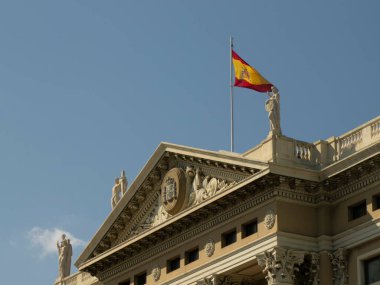 İspanya 'nın gökyüzü arkaplan sembollerinde İspanyol bayrağı dalgalanıyor.