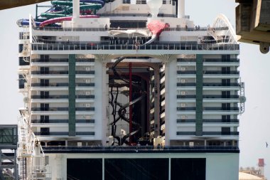 Büyük bir yolcu gemisi kabin pencereleri. Kabin balkonları sırasının ayrıntıları.