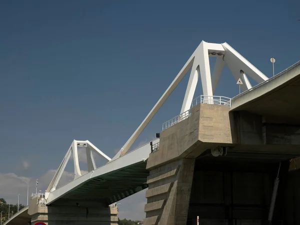 由大海往巴塞罗纳港游览的大桥详情 — 图库照片