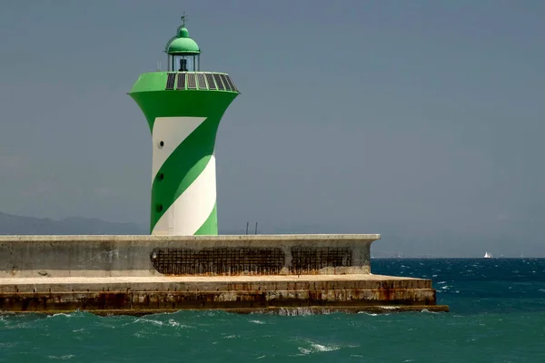 巴塞洛纳港灯塔从大海看西班牙 — 图库照片