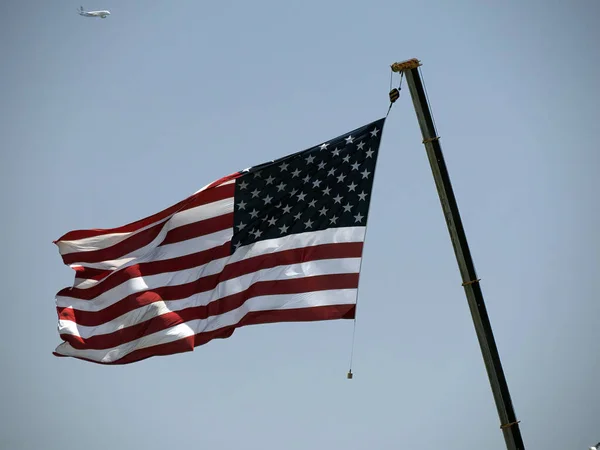 Bandeira Americana Contra Céu Azul Claro Avião — Fotografia de Stock