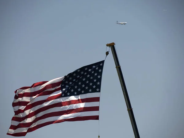 Amerikanische Flagge Vor Blauem Himmel Und Flugzeug — Stockfoto
