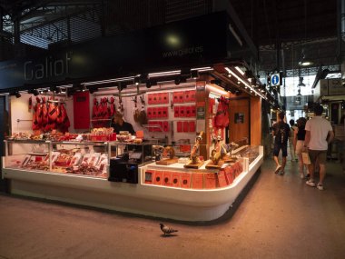 BARCELONA, İSPAN - 13 Temmuz 2023: Boqueria Barselona meyveli deniz ürünleri jambonlu jambon pazarı