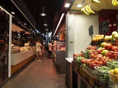 BARCELONA, İSPAN - 13 Temmuz 2023: Boqueria Barselona meyveli deniz ürünleri jambonlu jambon pazarı