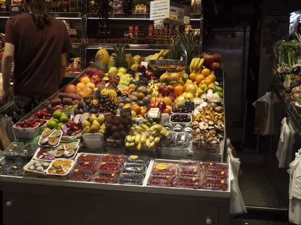 Barcelona Spagna Luglio 2023 Boqueria Barcellona Frutta Frutti Mare Prosciutto — Foto Stock