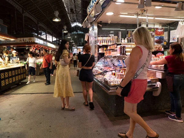 バルセロナ スペイン 2023年7月13日 顧客の完全なバルセロナフルーツシーフード肉ハム食品市場をBoqueria — ストック写真