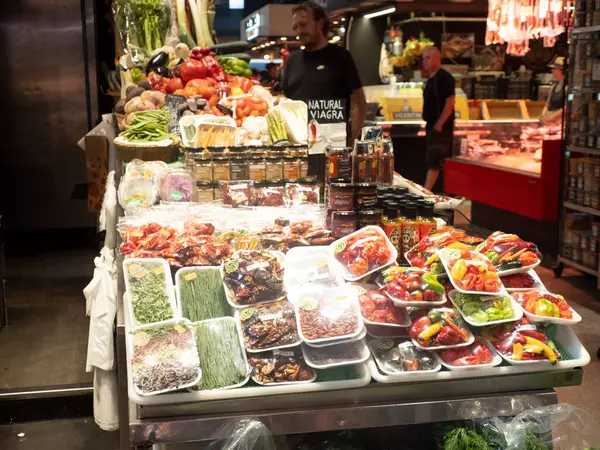 Barcelona Hiszpania Lipiec 2023 Boqueria Rynek Żywności Szynki Barcelońskiej Owoców — Zdjęcie stockowe