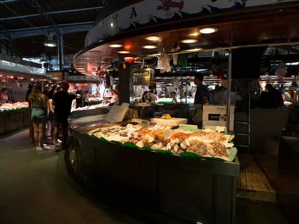 バルセロナ スペイン 2023年7月13日 顧客の完全なバルセロナフルーツシーフード肉ハム食品市場をBoqueria — ストック写真