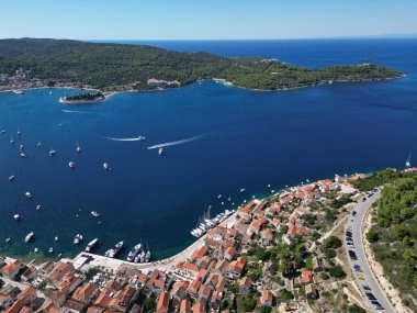 Vis Adası, İtalyan Lissa adası, Adriyatik Denizi 'ndeki Hırvatistan adası. Dalmaçya takımadalarının en dıştaki en büyük adasıdır.