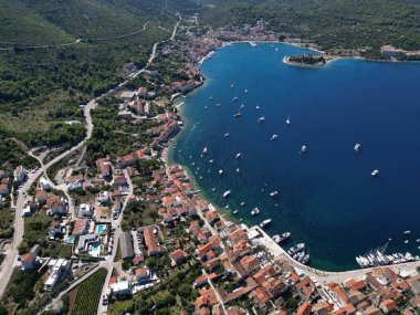 Vis Adası, İtalyan Lissa adası, Adriyatik Denizi 'ndeki Hırvatistan adası. Dalmaçya takımadalarının en dıştaki en büyük adasıdır.