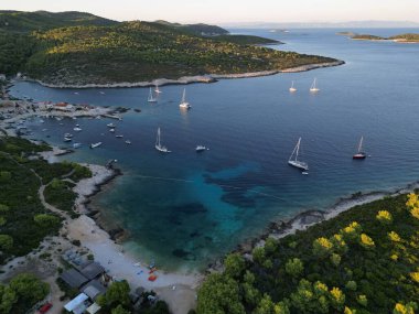 Adriyatik Denizi 'ndeki Hırvatistan adası, İtalyan Lissa' sı Vis Adası 'nda gün batımında. Dalmaçya takımadalarının en dıştaki en büyük adasıdır.