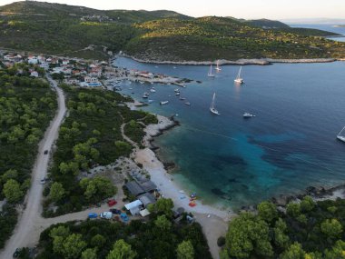 Adriyatik Denizi 'ndeki Hırvatistan adası, İtalyan Lissa' sı Vis Adası 'nda gün batımında. Dalmaçya takımadalarının en dıştaki en büyük adasıdır.