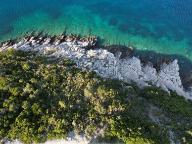 Vis Adası, İtalyan Lissa adası, Adriyatik Denizi 'ndeki Hırvatistan adası. Dalmaçya takımadalarının en dıştaki en büyük adasıdır.