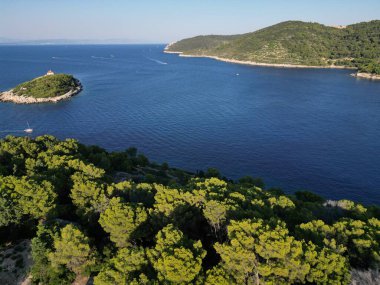 Vis Adası, İtalyan Lissa adası, Adriyatik Denizi 'ndeki Hırvatistan adası. Dalmaçya takımadalarının en dıştaki en büyük adasıdır.