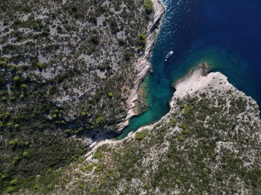 Vis Adası, İtalyan Lissa adası, Adriyatik Denizi 'ndeki Hırvatistan adası. Dalmaçya takımadalarının en dıştaki en büyük adasıdır.