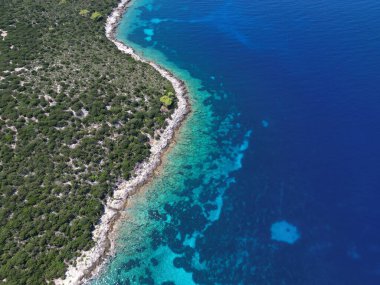 Vis Adası, İtalyan Lissa adası, Adriyatik Denizi 'ndeki Hırvatistan adası. Dalmaçya takımadalarının en dıştaki en büyük adasıdır.