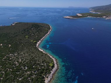 Vis Adası, İtalyan Lissa adası, Adriyatik Denizi 'ndeki Hırvatistan adası. Dalmaçya takımadalarının en dıştaki en büyük adasıdır.