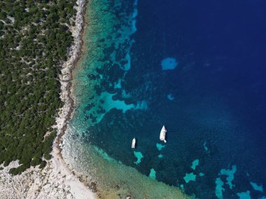 Vis Adası, İtalyan Lissa adası, Adriyatik Denizi 'ndeki Hırvatistan adası. Dalmaçya takımadalarının en dıştaki en büyük adasıdır.