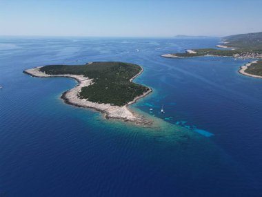 Vis Adası, İtalyan Lissa adası, Adriyatik Denizi 'ndeki Hırvatistan adası. Dalmaçya takımadalarının en dıştaki en büyük adasıdır.