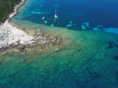 Vis Adası, İtalyan Lissa adası, Adriyatik Denizi 'ndeki Hırvatistan adası. Dalmaçya takımadalarının en dıştaki en büyük adasıdır.