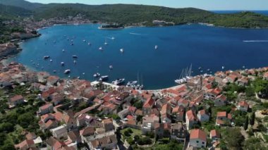 Vis Adası, İtalyan Lissa, Adriyatik Denizi 'ndeki Hırvatistan adası. Dalmaçya takımadalarının en dıştaki en büyük adasıdır.