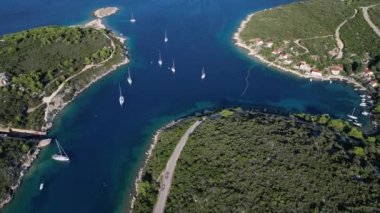 İtalya 'nın Trentino-Alto-Adige bölgesindeki Alta Badia yakınlarındaki Dolomitlerin hava manzarası. Yaz mevsimi.