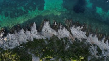 İtalya 'nın Trentino-Alto-Adige bölgesindeki Alta Badia yakınlarındaki Dolomitlerin hava manzarası. Yaz mevsimi.