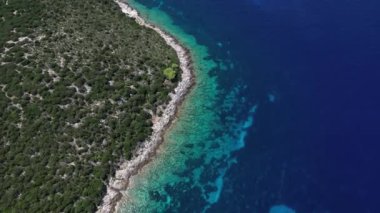 İtalya 'nın Trentino-Alto-Adige bölgesindeki Alta Badia yakınlarındaki Dolomitlerin hava manzarası. Yaz mevsimi.