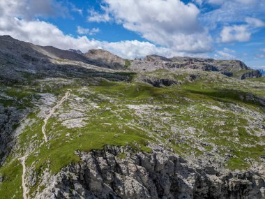 Puez, İtalya 'nın Trentino-Alto-Adige bölgesindeki Alta Badia yakınlarındaki Dolomites Alpleri' nin hava görüntüsünü geçti. Yaz mevsimi.