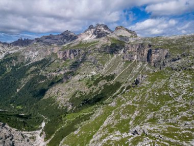 Puez, İtalya 'nın Trentino-Alto-Adige bölgesindeki Alta Badia yakınlarındaki Dolomites Alpleri' nin hava görüntüsünü geçti. Yaz mevsimi.