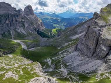 Puez, İtalya 'nın Trentino-Alto-Adige bölgesindeki Alta Badia yakınlarındaki Dolomites Alpleri' nin hava görüntüsünü geçti. Yaz mevsimi.