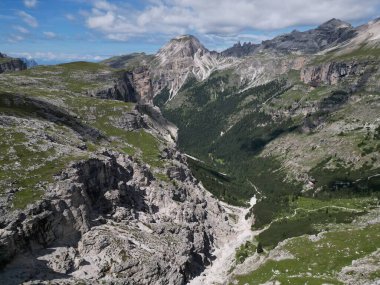 Puez, İtalya 'nın Trentino-Alto-Adige bölgesindeki Alta Badia yakınlarındaki Dolomites Alpleri' nin hava görüntüsünü geçti. Yaz mevsimi.