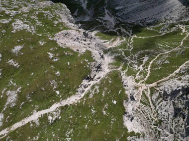 Puez, İtalya 'nın Trentino-Alto-Adige bölgesindeki Alta Badia yakınlarındaki Dolomites Alpleri' nin hava görüntüsünü geçti. Yaz mevsimi.