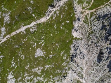 Puez, İtalya 'nın Trentino-Alto-Adige bölgesindeki Alta Badia yakınlarındaki Dolomites Alpleri' nin hava görüntüsünü geçti. Yaz mevsimi.
