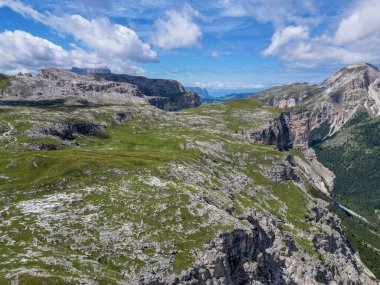 Puez, İtalya 'nın Trentino-Alto-Adige bölgesindeki Alta Badia yakınlarındaki Dolomites Alpleri' nin hava görüntüsünü geçti. Yaz mevsimi.