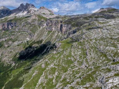 Puez, İtalya 'nın Trentino-Alto-Adige bölgesindeki Alta Badia yakınlarındaki Dolomites Alpleri' nin hava görüntüsünü geçti. Yaz mevsimi.