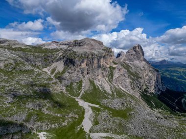 Puez, İtalya 'nın Trentino-Alto-Adige bölgesindeki Alta Badia yakınlarındaki Dolomites Alpleri' nin hava görüntüsünü geçti. Yaz mevsimi.