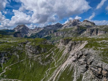 Puez, İtalya 'nın Trentino-Alto-Adige bölgesindeki Alta Badia yakınlarındaki Dolomites Alpleri' nin hava görüntüsünü geçti. Yaz mevsimi.