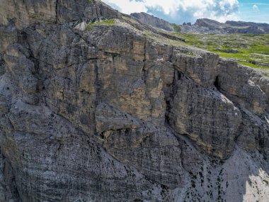 Puez, İtalya 'nın Trentino-Alto-Adige bölgesindeki Alta Badia yakınlarındaki Dolomites Alpleri' nin hava görüntüsünü geçti. Yaz mevsimi.