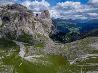 Puez, İtalya 'nın Trentino-Alto-Adige bölgesindeki Alta Badia yakınlarındaki Dolomites Alpleri' nin hava görüntüsünü geçti. Yaz mevsimi.