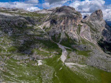 Puez, İtalya 'nın Trentino-Alto-Adige bölgesindeki Alta Badia yakınlarındaki Dolomites Alpleri' nin hava görüntüsünü geçti. Yaz mevsimi.