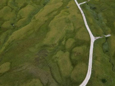 İtalya 'nın Trentino-Alto-Adige bölgesi yakınlarındaki Dolomites Alpleri' nin Ermentarola sahalarının havadan görünüşü. Yaz mevsimi.