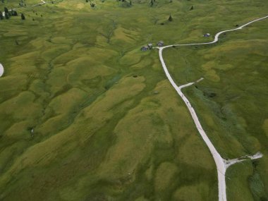 İtalya 'nın Trentino-Alto-Adige bölgesi yakınlarındaki Dolomites Alpleri' nin Ermentarola sahalarının havadan görünüşü. Yaz mevsimi.