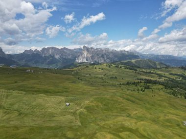 İtalya 'nın Trentino-Alto-Adige bölgesi yakınlarındaki Dolomites Alpleri' nin Ermentarola sahalarının havadan görünüşü. Yaz mevsimi.