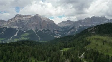 İtalya 'nın Trentino-Alto-Adige bölgesindeki Alta Badia yakınlarındaki Dolomitlerin hava manzarası. Yaz mevsimi.