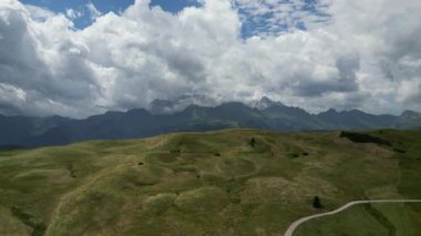 İtalya 'nın Trentino-Alto-Adige bölgesindeki Alta Badia yakınlarındaki Dolomitlerin hava manzarası. Yaz mevsimi.